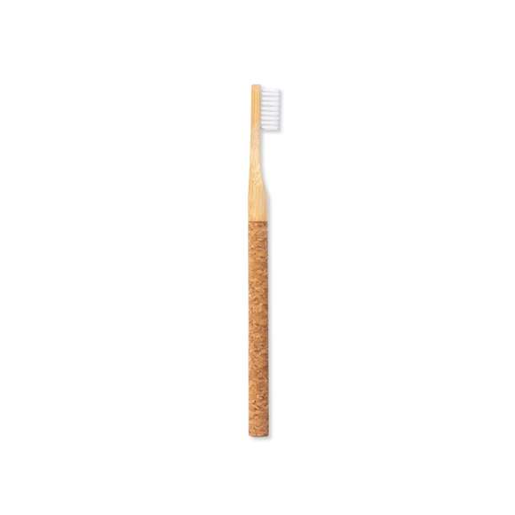 Cepillo de dientes de línea nature. Con mango en corcho natural y cuerpo en bambú, fomentando la utilización de materias primas naturales y sostenibles.