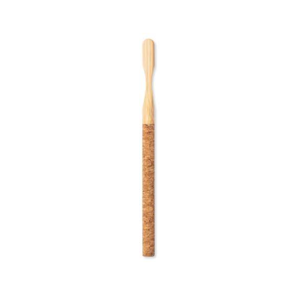 Cepillo de dientes de línea nature. Con mango en corcho natural y cuerpo en bambú, fomentando la utilización de materias primas naturales y sostenibles.