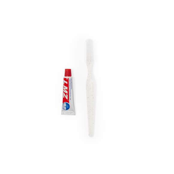 Set dental con cepillo de dientes y pasta dentífrica. Contenido:Cepillo de dientes fabricado en caña de trigo, para así fomentar la utilización de materias primas naturales y reducir las emisiones contaminantes.Pasta dentífrica en tubo de 6 gr, con tapón a rosca.Set presentado en estuche individual de cartón reciclado.