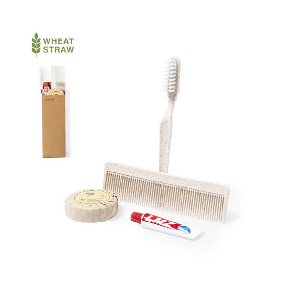 Set de aseo esencial con cepillo de dientes, pasta de dientes, peine y jabón. Contenido:  Cepillo de dientes y peine fabricados en caña de trigo, para así fomentar la utilización de materias primas naturales y reducir las emisiones contaminantes. Pasta dentífrica en tubo de 6 gr, con tapón a rosca. Pastilla de jabón de 20 gr.  Set presentado en caja individual de diseño kraft.