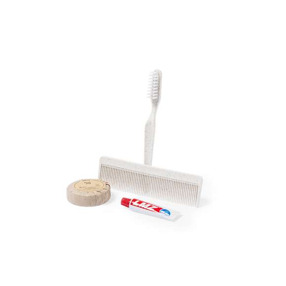 Set de aseo esencial con cepillo de dientes, pasta de dientes, peine y jabón. Contenido:  Cepillo de dientes y peine fabricados en caña de trigo, para así fomentar la utilización de materias primas naturales y reducir las emisiones contaminantes. Pasta dentífrica en tubo de 6 gr, con tapón a rosca. Pastilla de jabón de 20 gr.  Set presentado en caja individual de diseño kraft.