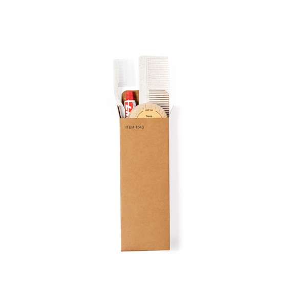 Set de aseo esencial con cepillo de dientes, pasta de dientes, peine y jabón. Contenido:  Cepillo de dientes y peine fabricados en caña de trigo, para así fomentar la utilización de materias primas naturales y reducir las emisiones contaminantes. Pasta dentífrica en tubo de 6 gr, con tapón a rosca. Pastilla de jabón de 20 gr.  Set presentado en caja individual de diseño kraft.