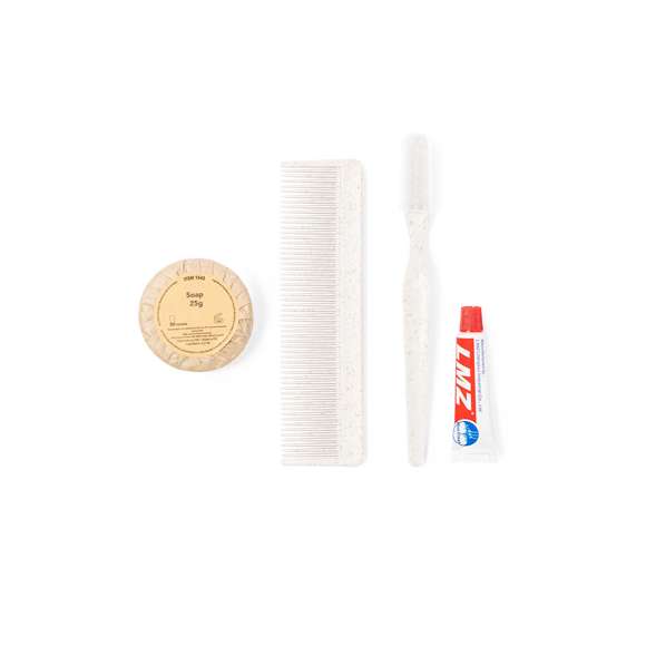 Set de aseo esencial con cepillo de dientes, pasta de dientes, peine y jabón. Contenido:  Cepillo de dientes y peine fabricados en caña de trigo, para así fomentar la utilización de materias primas naturales y reducir las emisiones contaminantes. Pasta dentífrica en tubo de 6 gr, con tapón a rosca. Pastilla de jabón de 20 gr.  Set presentado en caja individual de diseño kraft.