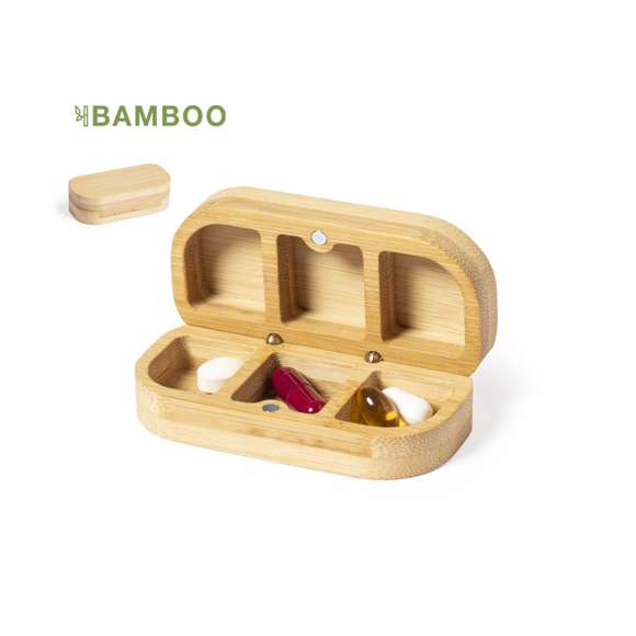 Pastillero de línea nature fabricado en bambú. Con 3 compartimentos interiores y cierre magnético.