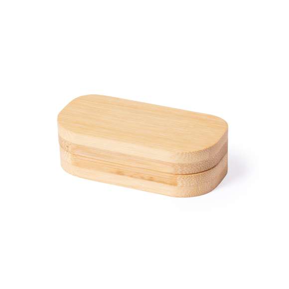 Pastillero de línea nature fabricado en bambú. Con 3 compartimentos interiores y cierre magnético.