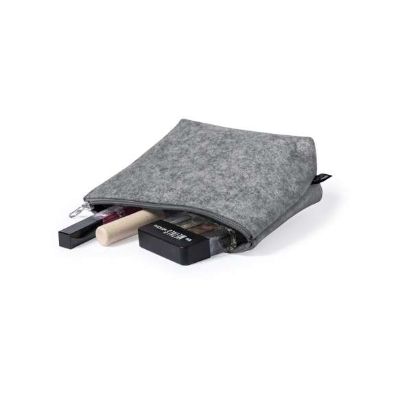 Neceser de línea nature y en resistente fieltro RPET, fruto de la combinación del proceso de reciclaje de materiales plásticos junto con la técnica milenaria de fabricación del fieltro, dando como resultado un material de eco-tendencia que, además de ser de origen reciclado, también se convierte en reciclable. Con cierre de cremallera, tirador a juego y etiqueta exterior con distintivo RPET.