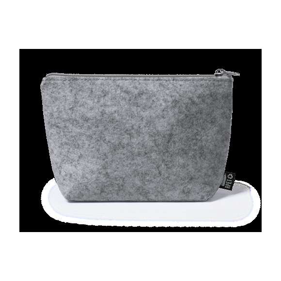Neceser de línea nature y en resistente fieltro RPET, fruto de la combinación del proceso de reciclaje de materiales plásticos junto con la técnica milenaria de fabricación del fieltro, dando como resultado un material de eco-tendencia que, además de ser de origen reciclado, también se convierte en reciclable. Con cierre de cremallera, tirador a juego y etiqueta exterior con distintivo RPET.