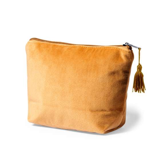 Neceser de tacto terciopelo, con cierre de cremallera y borla en tirador. Fabricado en terciopelo rayón y de acabado cosido, disponible en colores marrón y negro.