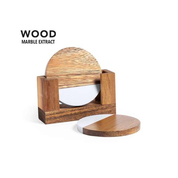 Elegante set de posavasos premium. Fabricado en combinación de materiales naturales: madera de acacia con detalle en extracto de mármol. Incluye 2 piezas, con soporte a juego en madera de acacia. Presentado en caja individual de diseño kraft.