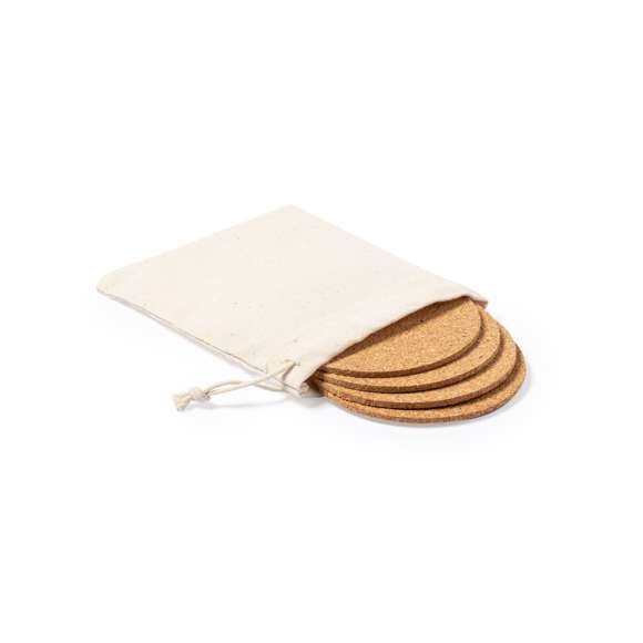 Set de 4 posavasos de línea nature, fabricados en corcho natural. Presentación en bolsa de algodón 100% con cierre de cordón.