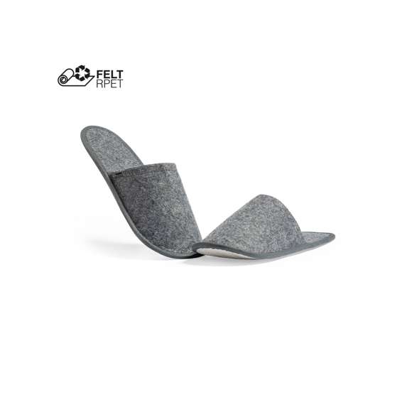 Par de zapatillas unisex. Fabricadas en resistente fieltro RPET, fruto de la combinación del proceso de reciclaje de materiales plásticos junto con la técnica milenaria de fabricación del fieltro, dando como resultado un material de eco-tendencia que, además de ser de origen reciclado, también se convierte en reciclable. Confortable interior acolchado con pespuntes de refuerzo y en talla única 36-43.