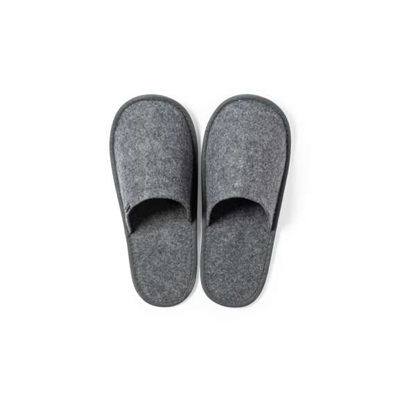 Par de zapatillas unisex. Fabricadas en resistente fieltro RPET, fruto de la combinación del proceso de reciclaje de materiales plásticos junto con la técnica milenaria de fabricación del fieltro, dando como resultado un material de eco-tendencia que, además de ser de origen reciclado, también se convierte en reciclable. Confortable interior acolchado con pespuntes de refuerzo y en talla única 36-43.