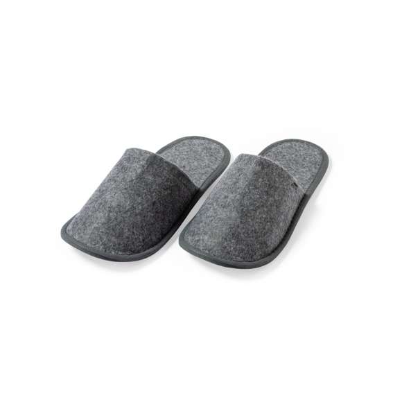 Par de zapatillas unisex. Fabricadas en resistente fieltro RPET, fruto de la combinación del proceso de reciclaje de materiales plásticos junto con la técnica milenaria de fabricación del fieltro, dando como resultado un material de eco-tendencia que, además de ser de origen reciclado, también se convierte en reciclable. Confortable interior acolchado con pespuntes de refuerzo y en talla única 36-43.