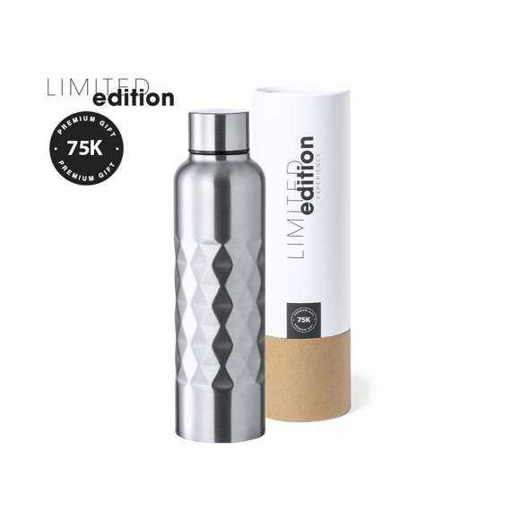 Bidón de diseño exclusivo Limited Edition. De 850 ml de capacidad y fabricado en resistente acero inox de acabado mate, con elegante patrón en rombo alrededor del cuerpo.Presentación en estuche Limited Edition Experience, de diseño único y protegido por derechos de propiedad industrial. Incluida tarjeta en cartón reciclado con descripción Limited Edition.De la perfecta combinación entre exclusividad y diseño nace Limited Edition, una colección especial de ideas promocionales de edición limitada. Un nuevo concepto, inspirado en la fusión de artículos premium con las últimas tendencias, en tiradas de unidades limitadas, y ofreciendo una experiencia de regalo única, exclusiva e inolvidable.