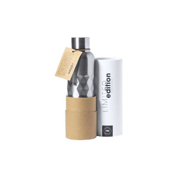 Bidón de diseño exclusivo Limited Edition. De 850 ml de capacidad y fabricado en resistente acero inox de acabado mate, con elegante patrón en rombo alrededor del cuerpo.Presentación en estuche Limited Edition Experience, de diseño único y protegido por derechos de propiedad industrial. Incluida tarjeta en cartón reciclado con descripción Limited Edition.De la perfecta combinación entre exclusividad y diseño nace Limited Edition, una colección especial de ideas promocionales de edición limitada. Un nuevo concepto, inspirado en la fusión de artículos premium con las últimas tendencias, en tiradas de unidades limitadas, y ofreciendo una experiencia de regalo única, exclusiva e inolvidable.