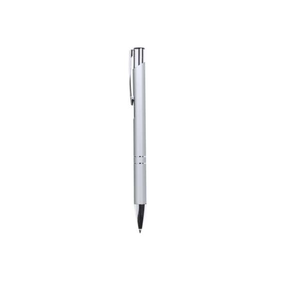 Bolígrafo eco-friendly fabricado en aluminio reciclado. De mecanismo pulsador, con cuerpo disponible en variada gama de colores metalizados y accesorios en cromado. Con clip metálico y distintivo aluminio reciclado en la parte superior del bolígrafo. Cartucho jumbo y tinta azul.El origen del aluminio reciclado se encuentra en la reutilización casi infinita de uno de los materiales con mayor potencial de reciclabilidad sin perder sus propiedades. Esta característica lo convierte en un material eco-friendly de origen reciclado, fácilmente reciclable y de cuyos procesos de tratamiento y desechos para la obtención del material se pueden obtener nuevos recursos reutilizables, consumiendo menos energía en su fabricación, entre otros factores de sostenibilidad. Certificación GRS (Global Recycled Standard / Estándar de Reciclaje Global), que garantiza el origen reciclado del material usado para fabricar el producto.