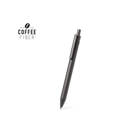 Bolígrado de línea nature, con cuerpo fabricado en fibra de café y detalles a juego. De mecanismo pulsador y en tinta azul, con distintivo fibra de café en el cuerpo. La fibra de café es una solución circular que se obtiene de la utilización de los residuos producidos en la obtención del café. Una alternativa sostenible que favorece la reducción del uso de plásticos, ahorrando energía en su proceso de fabricación y contribuyendo al cuidado del medio ambiente.