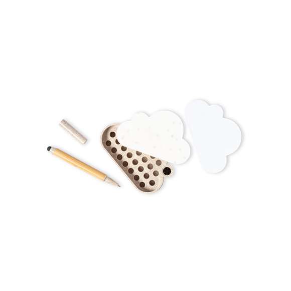 Portanotas semillas de línea nature con original diseño nube. Incluye: Bloc de 80 notas blancas en forma de nube.Base con soporte para bolígrafo y dos compartimentos, con hoja de papel semilla incluida. Fabricado en caña de trigo, para así fomentar la utilización de materias primas naturales y reducir las emisiones contaminantes.Bolígrafo puntero con cuerpo fabricado en bambú capucha y detalles en caña de trigo. En tinta azul.Set presentado en caja individual de diseño kraft, con manual de instrucciones en español e inglés.