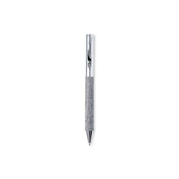 Bolígrafo fabricado en metal cromado y con cuerpo recubierto en poliéster RPET, elaborado a partir de plástico reciclado para así fomentar la reutilización de residuos plásticos y ayudar a la sostenibilidad del planeta. Elegante clip metálico y accesorios a juego, de mecanismo giratorio y en tinta azul. Con distintivo RPET en cuerpo y presentado estuche kraft con funda a juego.