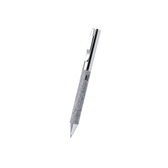 Bolígrafo fabricado en metal cromado y con cuerpo recubierto en poliéster RPET, elaborado a partir de plástico reciclado para así fomentar la reutilización de residuos plásticos y ayudar a la sostenibilidad del planeta. Elegante clip metálico y accesorios a juego, de mecanismo giratorio y en tinta azul. Con distintivo RPET en cuerpo y presentado estuche kraft con funda a juego.