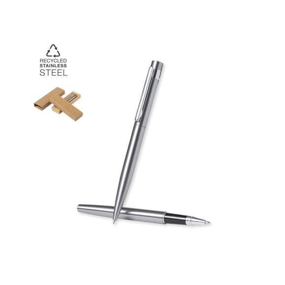 Set eco-friendly de bolígrafo y roller, fabricados en acero inox reciclado. Incluye: Bolígrafo de mecanismo giratorio, con cuerpo en acabado plateado y accesorios en cromado. Clip metálico y distintivo acero inox reciclado en la parte superior del bolígrafo. Cartucho jumbo y tinta azul.Roller con cuerpo en color plateado y accesorios en cromado. Clip metálico y distintivo acero inox reciclado en la parte superior de la capucha. Cartucho jumbo y tinta azul.Set presentado en estuche individual de diseño kraft con funda a juego.El acero es uno de los materiales más demandados y que puede encontrarse casi en todas partes, desde productos de uso diario a grandes construcciones. Con innumerables propiedades, entre las que cabe destacar la durabilidad y su alto grado de reutilización, convirtiéndolo en una alternativa muy valorada en soluciones de sostenibilidad. Debidamente tratado, permite obtener nuevos recursos de infinita utilización.