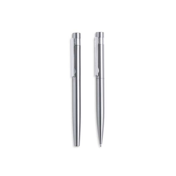Set eco-friendly de bolígrafo y roller, fabricados en acero inox reciclado. Incluye: Bolígrafo de mecanismo giratorio, con cuerpo en acabado plateado y accesorios en cromado. Clip metálico y distintivo acero inox reciclado en la parte superior del bolígrafo. Cartucho jumbo y tinta azul.Roller con cuerpo en color plateado y accesorios en cromado. Clip metálico y distintivo acero inox reciclado en la parte superior de la capucha. Cartucho jumbo y tinta azul.Set presentado en estuche individual de diseño kraft con funda a juego.El acero es uno de los materiales más demandados y que puede encontrarse casi en todas partes, desde productos de uso diario a grandes construcciones. Con innumerables propiedades, entre las que cabe destacar la durabilidad y su alto grado de reutilización, convirtiéndolo en una alternativa muy valorada en soluciones de sostenibilidad. Debidamente tratado, permite obtener nuevos recursos de infinita utilización.