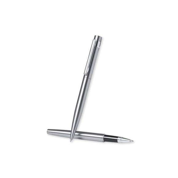 Set eco-friendly de bolígrafo y roller, fabricados en acero inox reciclado. Incluye: Bolígrafo de mecanismo giratorio, con cuerpo en acabado plateado y accesorios en cromado. Clip metálico y distintivo acero inox reciclado en la parte superior del bolígrafo. Cartucho jumbo y tinta azul.Roller con cuerpo en color plateado y accesorios en cromado. Clip metálico y distintivo acero inox reciclado en la parte superior de la capucha. Cartucho jumbo y tinta azul.Set presentado en estuche individual de diseño kraft con funda a juego.El acero es uno de los materiales más demandados y que puede encontrarse casi en todas partes, desde productos de uso diario a grandes construcciones. Con innumerables propiedades, entre las que cabe destacar la durabilidad y su alto grado de reutilización, convirtiéndolo en una alternativa muy valorada en soluciones de sostenibilidad. Debidamente tratado, permite obtener nuevos recursos de infinita utilización.