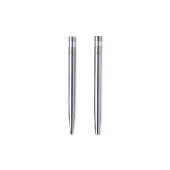 Set eco-friendly de bolígrafo y roller, fabricados en acero inox reciclado. Incluye: Bolígrafo de mecanismo giratorio, con cuerpo en acabado plateado y accesorios en cromado. Clip metálico y distintivo acero inox reciclado en la parte superior del bolígrafo. Cartucho jumbo y tinta azul.Roller con cuerpo en color plateado y accesorios en cromado. Clip metálico y distintivo acero inox reciclado en la parte superior de la capucha. Cartucho jumbo y tinta azul.Set presentado en estuche individual de diseño kraft con funda a juego.El acero es uno de los materiales más demandados y que puede encontrarse casi en todas partes, desde productos de uso diario a grandes construcciones. Con innumerables propiedades, entre las que cabe destacar la durabilidad y su alto grado de reutilización, convirtiéndolo en una alternativa muy valorada en soluciones de sostenibilidad. Debidamente tratado, permite obtener nuevos recursos de infinita utilización.