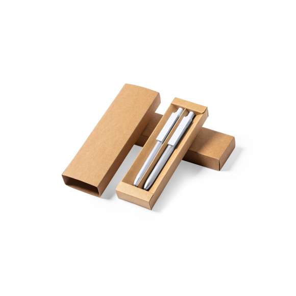 Set eco-friendly de bolígrafo y roller, fabricados en aluminio reciclado y con detalles en ABS reciclado (RABS). Incluye: Bolígrafo en aluminio reciclado de mecanismo pulsador, con cuerpo en color plateado y accesorios en blanco. Con distintivo aluminio reciclado en la parte superior del bolígrafo, cartucho jumbo y tinta azul. Roller en aluminio reciclado de mecanismo pulsador, con cuerpo en color plateado y accesorios en blanco. Con distintivo aluminio reciclado en la parte superior del roller, cartucho jumbo y tinta azul.Set presentado en estuche individual de diseño kraft con funda a juego.El origen del aluminio reciclado se encuentra en la reutilización casi infinita de uno de los materiales con mayor potencial de reciclabilidad sin perder sus propiedades. Esta característica lo convierte en un material eco-friendly de origen reciclado, fácilmente reciclable y de cuyos procesos de tratamiento y desechos para la obtención del material se pueden obtener nuevos recursos reutilizables, consumiendo menos energía en su fabricación, entre otros factores de sostenibilidad.Certificación GRS (Global Recycled Standard / Estándar de Reciclaje Global), que garantiza el origen reciclado del material usado para fabricar el producto.