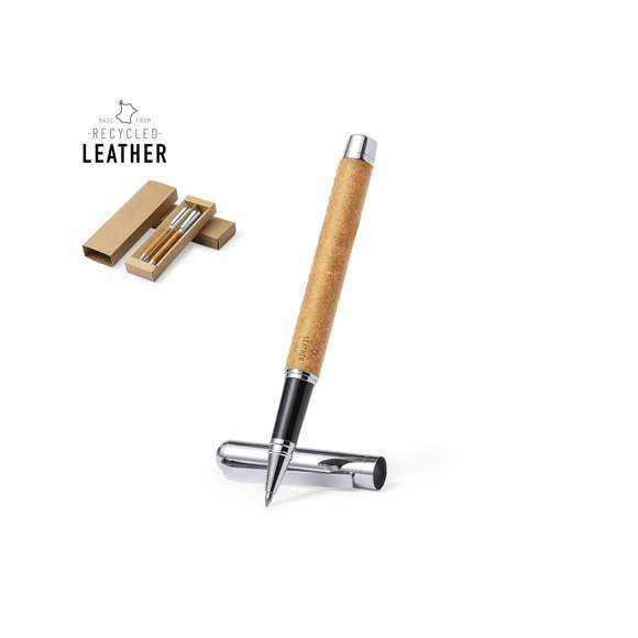 Set de bolígrafo y roller metálicos, con cuerpo recubierto en cuero reciclado. Incluye: Bolígrafo fabricado en metal cromado y con cuerpo recubierto en cuero reciclado. Elegante clip metálico y accesorios a juego. De mecanismo giratorio y en tinta azul, con distintivo cuero reciclado en cuerpo.Roller fabricado en metal cromado y con cuerpo recubierto en cuero reciclado. Elegante clip metálico y accesorios a juego. Con capucha y en tinta azul, con distintivo cuero reciclado en cuerpo.Set presentado en estuche individual de diseño kraft con funda a juego.El cuero reciclado rescata las fibras desechadas en los procesos de fabricación del cuero, minimizando el desperdicio de material, contribuyendo a reducir el impacto ambiental y manteniendo a la vez sus propiedades originales.