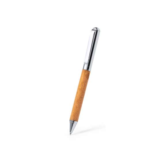 Set de bolígrafo y roller metálicos, con cuerpo recubierto en cuero reciclado. Incluye: Bolígrafo fabricado en metal cromado y con cuerpo recubierto en cuero reciclado. Elegante clip metálico y accesorios a juego. De mecanismo giratorio y en tinta azul, con distintivo cuero reciclado en cuerpo.Roller fabricado en metal cromado y con cuerpo recubierto en cuero reciclado. Elegante clip metálico y accesorios a juego. Con capucha y en tinta azul, con distintivo cuero reciclado en cuerpo.Set presentado en estuche individual de diseño kraft con funda a juego.El cuero reciclado rescata las fibras desechadas en los procesos de fabricación del cuero, minimizando el desperdicio de material, contribuyendo a reducir el impacto ambiental y manteniendo a la vez sus propiedades originales.