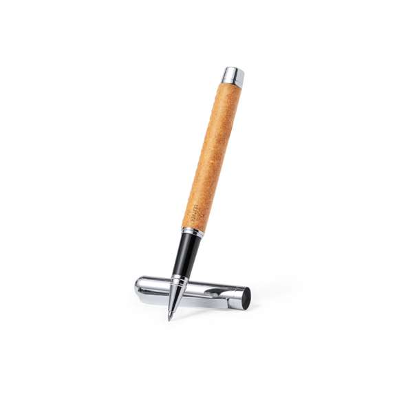 Set de bolígrafo y roller metálicos, con cuerpo recubierto en cuero reciclado. Incluye: Bolígrafo fabricado en metal cromado y con cuerpo recubierto en cuero reciclado. Elegante clip metálico y accesorios a juego. De mecanismo giratorio y en tinta azul, con distintivo cuero reciclado en cuerpo.Roller fabricado en metal cromado y con cuerpo recubierto en cuero reciclado. Elegante clip metálico y accesorios a juego. Con capucha y en tinta azul, con distintivo cuero reciclado en cuerpo.Set presentado en estuche individual de diseño kraft con funda a juego.El cuero reciclado rescata las fibras desechadas en los procesos de fabricación del cuero, minimizando el desperdicio de material, contribuyendo a reducir el impacto ambiental y manteniendo a la vez sus propiedades originales.