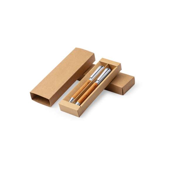 Set de bolígrafo y roller metálicos, con cuerpo recubierto en cuero reciclado. Incluye: Bolígrafo fabricado en metal cromado y con cuerpo recubierto en cuero reciclado. Elegante clip metálico y accesorios a juego. De mecanismo giratorio y en tinta azul, con distintivo cuero reciclado en cuerpo.Roller fabricado en metal cromado y con cuerpo recubierto en cuero reciclado. Elegante clip metálico y accesorios a juego. Con capucha y en tinta azul, con distintivo cuero reciclado en cuerpo.Set presentado en estuche individual de diseño kraft con funda a juego.El cuero reciclado rescata las fibras desechadas en los procesos de fabricación del cuero, minimizando el desperdicio de material, contribuyendo a reducir el impacto ambiental y manteniendo a la vez sus propiedades originales.