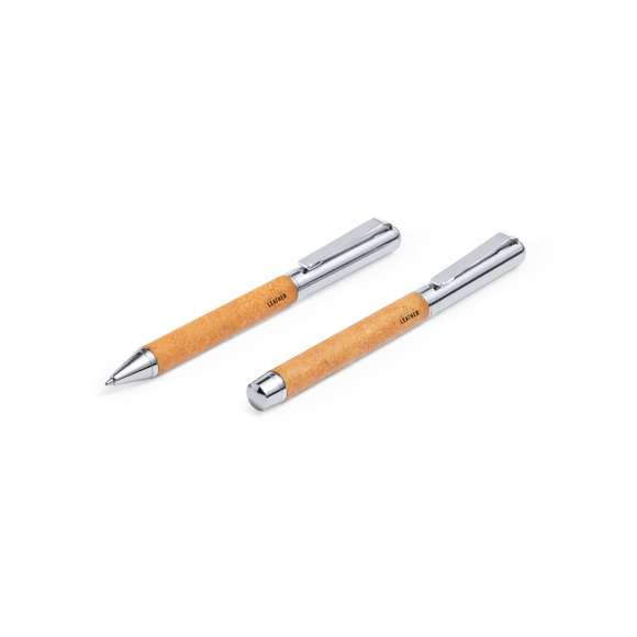 Set de bolígrafo y roller metálicos, con cuerpo recubierto en cuero reciclado. Incluye: Bolígrafo fabricado en metal cromado y con cuerpo recubierto en cuero reciclado. Elegante clip metálico y accesorios a juego. De mecanismo giratorio y en tinta azul, con distintivo cuero reciclado en cuerpo.Roller fabricado en metal cromado y con cuerpo recubierto en cuero reciclado. Elegante clip metálico y accesorios a juego. Con capucha y en tinta azul, con distintivo cuero reciclado en cuerpo.Set presentado en estuche individual de diseño kraft con funda a juego.El cuero reciclado rescata las fibras desechadas en los procesos de fabricación del cuero, minimizando el desperdicio de material, contribuyendo a reducir el impacto ambiental y manteniendo a la vez sus propiedades originales.