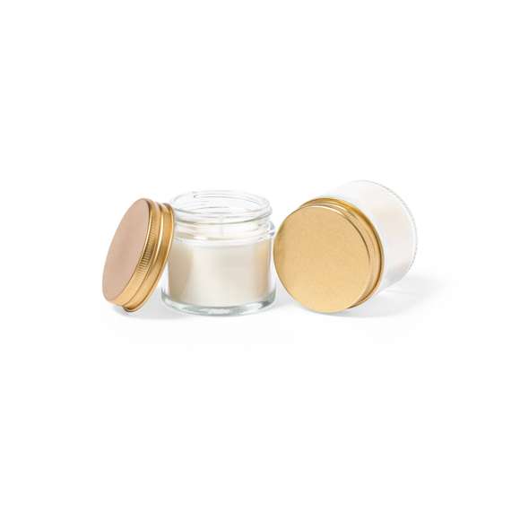 Set de velas aromáticas, con cera vegetal y aroma de flor Fresia. En tarrito de cristal con tapón a rosca metálico y acabado dorado. Presentadas en caja individual kraft.