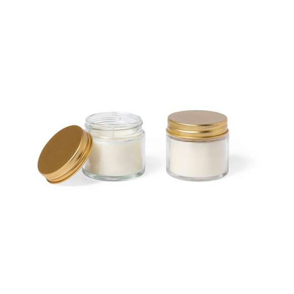 Set de velas aromáticas, con cera vegetal y aroma de flor Fresia. En tarrito de cristal con tapón a rosca metálico y acabado dorado. Presentadas en caja individual kraft.