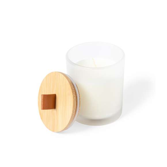 Vela aromática en tarrito de cristal con tapa de bambú. Disponible en cristal de variados colores y con distintos aromas según el color:Blanco aroma vainilla. Negro aroma sándalo. Rojo aroma canela.Verde aroma jazmín. Presentada en caja individual de diseño kraft.