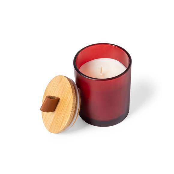Vela aromática en tarrito de cristal con tapa de bambú. Disponible en cristal de variados colores y con distintos aromas según el color:Blanco aroma vainilla. Negro aroma sándalo. Rojo aroma canela.Verde aroma jazmín. Presentada en caja individual de diseño kraft.