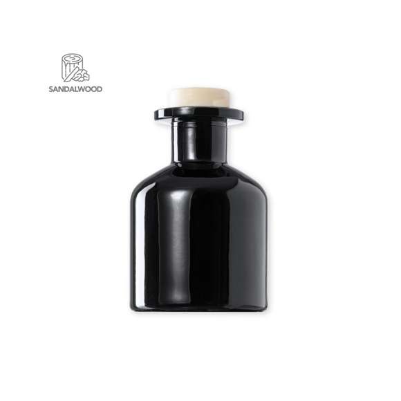 Difusor aromático 100 ml, fabricado en cristal de acabado sólido. Con 8 varillas de ratán y tapón antiderrame. Blanco aroma vainilla y negro aroma sándalo. Presentado en caja individual blanca con ventana.