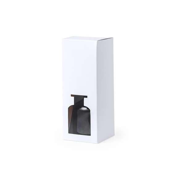 Difusor aromático 100 ml, fabricado en cristal de acabado sólido. Con 8 varillas de ratán y tapón antiderrame. Blanco aroma vainilla y negro aroma sándalo. Presentado en caja individual blanca con ventana.