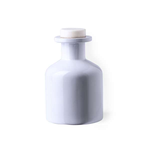 Difusor aromático 100 ml, fabricado en cristal de acabado sólido. Con 8 varillas de ratán y tapón antiderrame. Blanco aroma vainilla y negro aroma sándalo. Presentado en caja individual blanca con ventana.