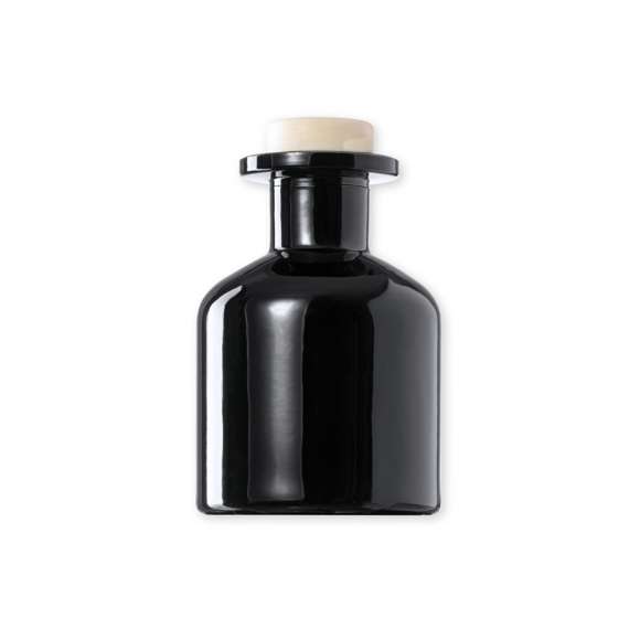 Difusor aromático 100 ml, fabricado en cristal de acabado sólido. Con 8 varillas de ratán y tapón antiderrame. Blanco aroma vainilla y negro aroma sándalo. Presentado en caja individual blanca con ventana.