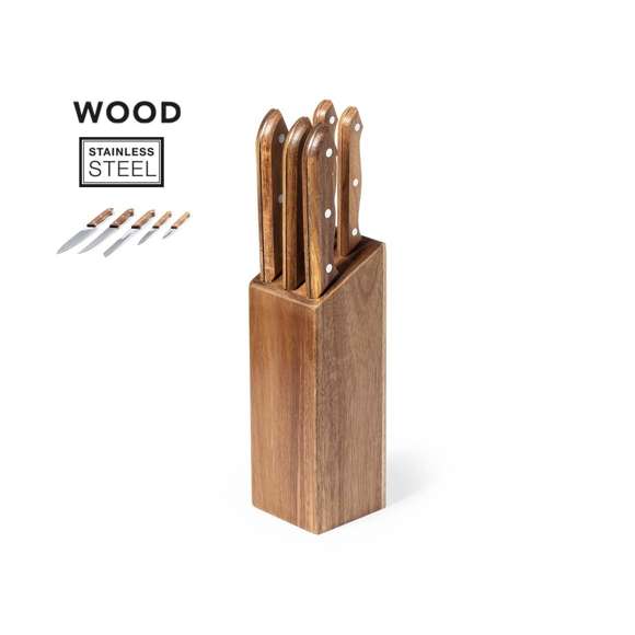 Completo tacoma con base fabricada en resistente madera natural de acacia. Incluye 5 cuchillos en distintos tamaños y para distintos usos, fabricados en acero inox, con mango en madera de acacia. Presentación en caja individual de diseño kraft
