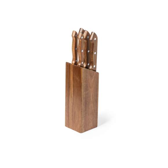 Completo tacoma con base fabricada en resistente madera natural de acacia. Incluye 5 cuchillos en distintos tamaños y para distintos usos, fabricados en acero inox, con mango en madera de acacia. Presentación en caja individual de diseño kraft