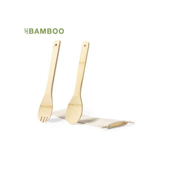 Set para ensalada con 2 utensilios fabricados en resistente bambú. Presentación en funda de algodón natural con cordón de cierre.