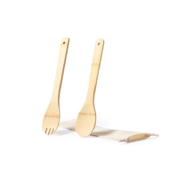 Set para ensalada con 2 utensilios fabricados en resistente bambú. Presentación en funda de algodón natural con cordón de cierre.