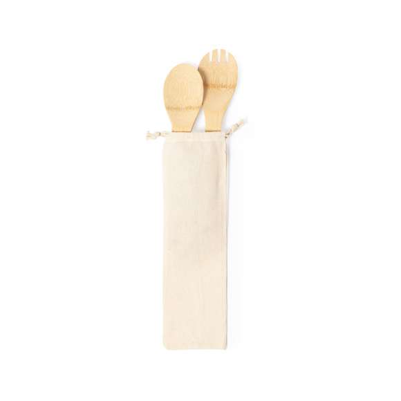 Set para ensalada con 2 utensilios fabricados en resistente bambú. Presentación en funda de algodón natural con cordón de cierre.