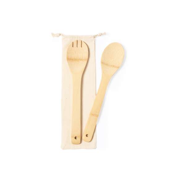 Set para ensalada con 2 utensilios fabricados en resistente bambú. Presentación en funda de algodón natural con cordón de cierre.