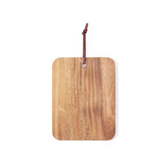 Tabla de corte y presentación fabricada en madera natural. En formato rectangular, con cordón en resistente polipiel a juego.