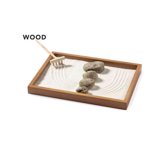Mini jardín Zen para la relajación y paz interior. Base contenedora y rastrillo fabricados en madera natural, con 4 piedras naturales y saquito de arena blanca. Presentación en caja individual de diseño kraft.